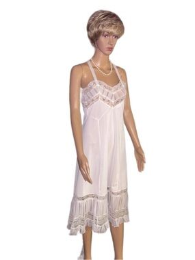 Montgomery Wards (Carol Brent) ~ USA ~ Medium ~ White W/Lace Lingerie Slip ~ New